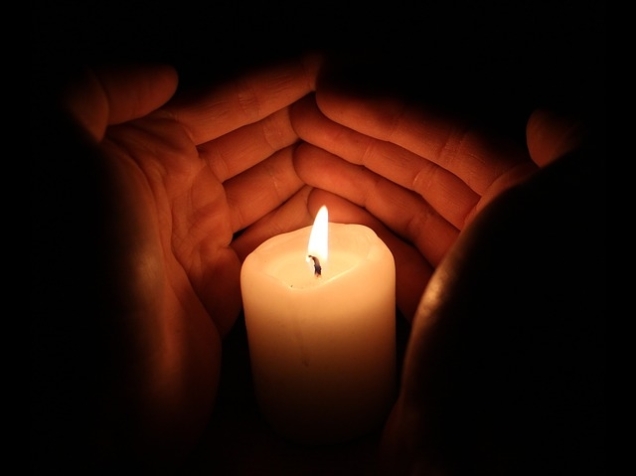 Kerze, die von zwei Händen beschützt wird - richtige Kerzen in den Rauhnächten verwenden