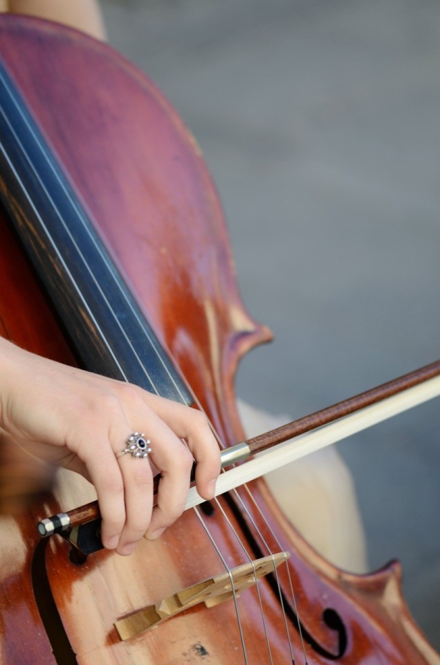 Geige oder Bass und eine Hand mit dem Bogen 