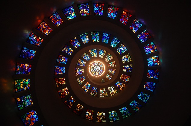eine Glasmalerei oder ein Fenster in Spiralform - Spirale als Sinnbild für das nach-innen-gehen in den Rauhnächten