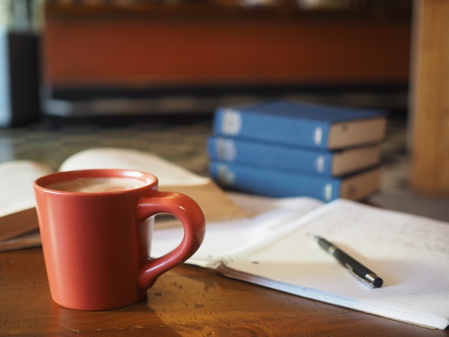 Kaffee und Bücher und Schreibheft
