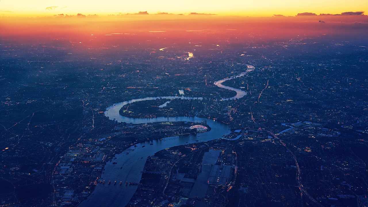 London aus der Luft mit der Themse, die sich durch die blaue Stadt schlängelt- Luftperspektive - Jupiter Uranus Konjunktion